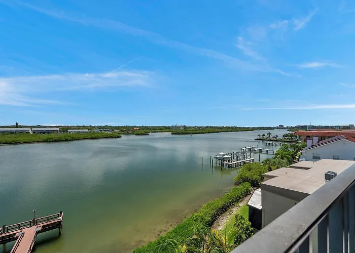 Pet-friendly 2-bed With Amazing Waterfront Views