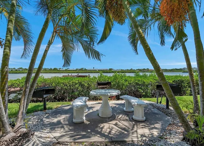 Pet-friendly 2-bed With Amazing Waterfront Views Apartment